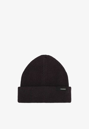 Căciulă tricotată neagră cu o textură în dâlci, cu un brâu îndoit și o etichetă mică neagră cu text alb pe față.