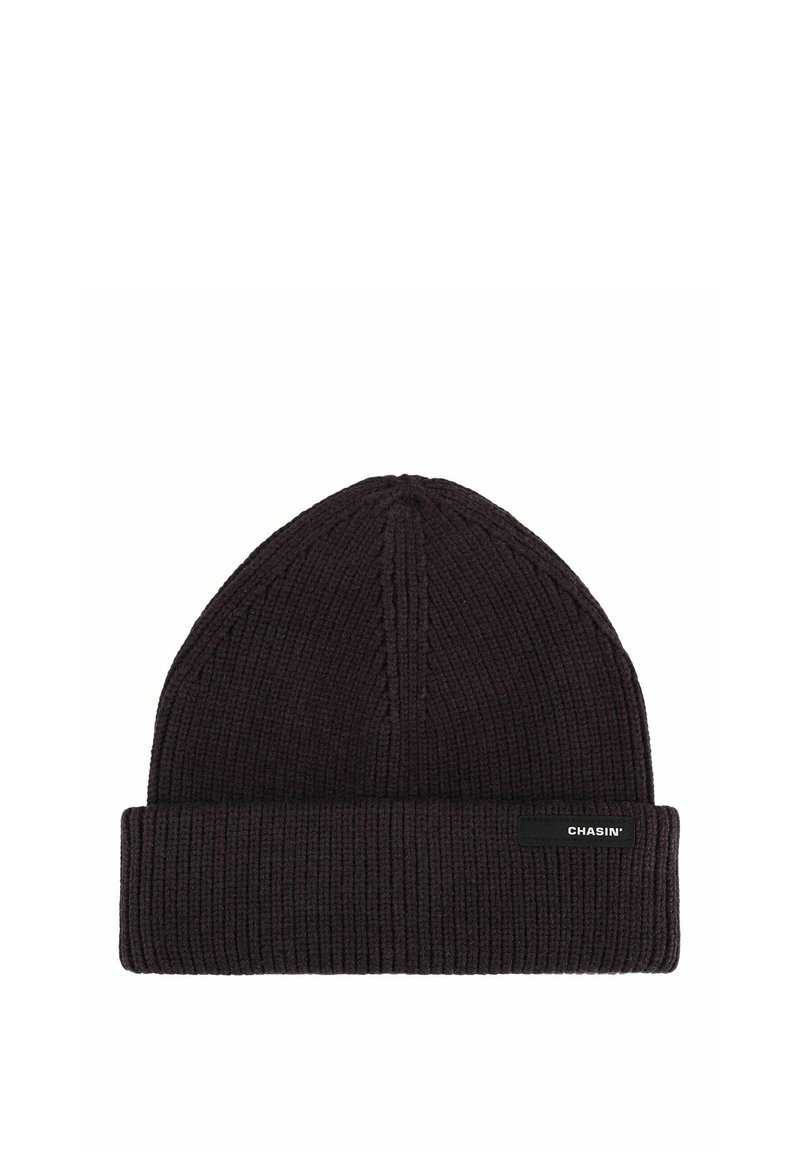 Gorra de punto negra con una textura en relieve, que presenta un puño doblado y una pequeña etiqueta negra con texto blanco en la parte frontal.