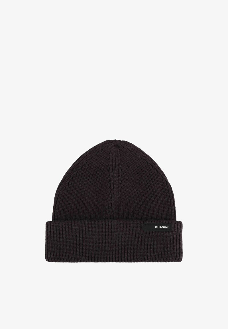 Gorra de punto negra con una textura en relieve, que presenta un puño doblado y una pequeña etiqueta negra con texto blanco en la parte frontal.