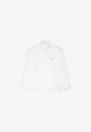 Chemise blanche à manches longues en coton, dotée d'une fermeture à boutons sur le devant, d'un col classique et d'un petit logo brodé sur la poitrine.