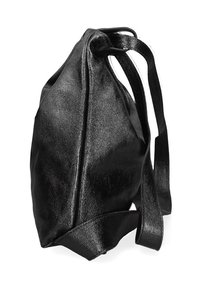 Zwarte leren rugzak met een gladde textuur, unieke vorm en lange riemen. Beschikt over een geknoopte sluiting bovenaan en een minimalistisch ontwerp.