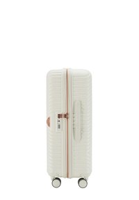 Maleta rígida blanca con textura acanalada, cremallera en oro rosa, cerradura integrada y cuatro ruedas para facilitar el movimiento. Asa en el lateral.