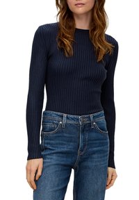 Marineblaues, geripptes Langarmoberteil mit Rundhalsausschnitt, kombiniert mit blauen Jeans. Der Stoff ist glatt und sitzt eng, was die Textur betont.