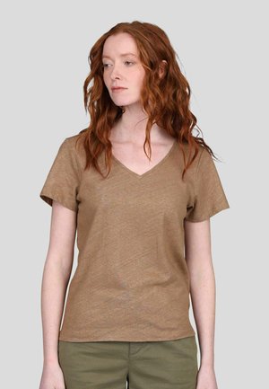 T-shirt en V marron en tissu doux, avec des manches courtes et une coupe décontractée. Texture lisse avec un éclat subtil.
