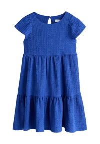 Niebieska sukienka z fakturowanej tkaniny, z krótkimi rękawami, okrągłym dekoltem oraz warstwową spódnicą z tylnym otworem na plecach.