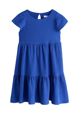 Niebieska sukienka z fakturowanej tkaniny, z krótkimi rękawami, okrągłym dekoltem oraz warstwową spódnicą z tylnym otworem na plecach.