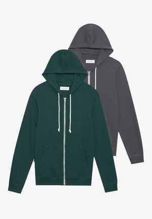 Twee zip-up hoodies met voorzakken, één donkergroen aan de voorkant en één grijs aan de achterkant, weergegeven op een witte achtergrond.