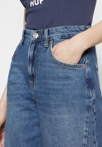 BDG Urban Outfitters LOGAN BARELL LEG CARPENTER  - Calças de ganga de corte relaxado - dark vintage