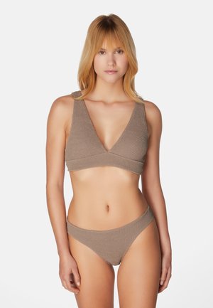 Braunes Bikini-Set mit einem strukturierten, braletteartigen Oberteil mit breiten Trägern und einem passenden, niedrig sitzenden Unterteil, beides aus einem weichen, gewebten Material.