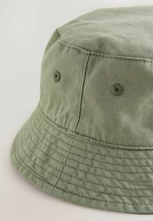 Grüner Baumwoll-Bucket-Hut mit strukturierten Oberfläche, ausgestattet mit zwei Belüftungslöchern und einem breiten, gestickten Rand.