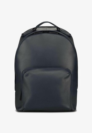 Sac à dos en cuir bleu marine avec une forme arrondie, poche avant zippée, poignée supérieure et bretelles réglables. Texture lisse.