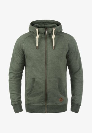 Groene ritsen hoodie gemaakt van zacht materiaal. Heeft trekkoorden en twee voorzakken. Bevat een klein logo patch bij de zoom.