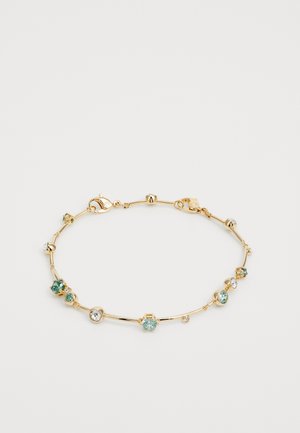 Arany karkötő, amely több színes követ, köztük zöld és átlátszó kristályokat tartalmaz, finom lánccal és homárzárral.