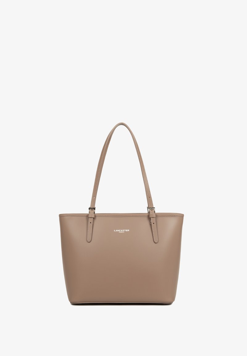 Sac fourre-tout en cuir taupe avec deux bandoulières et logo "Lancaster Paris" embossé en blanc sur le devant.