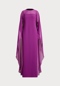 Pitkä violetti sifonkimekko, jossa on sulava siluetti, pitkät laskostetut hihat ja korkea kaula-aukko, mikä luo elegantin ilmeen.