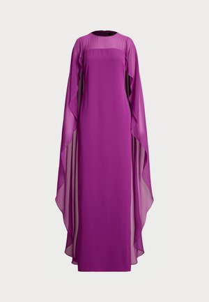Robe longue violette en chiffon, présentant une silhouette fluide, de longues manches drapées et un col haut pour une apparence élégante.