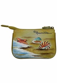 Leren zakje in het geel met strandthema-artwork met een zeester en drie schelpen, waaronder een gestreepte nautilus. Ritsluiting.