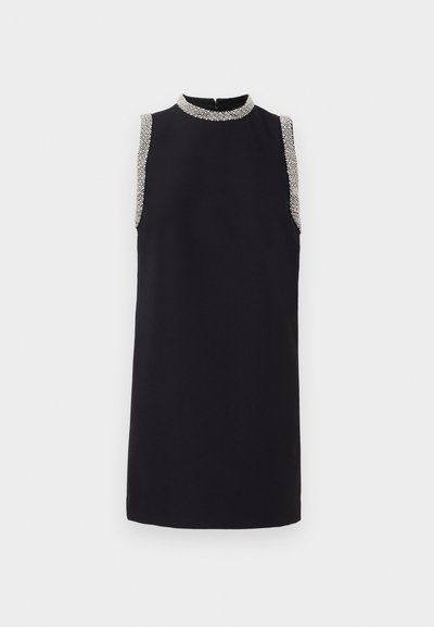 Mustamata varrukateta kleit kõrge kaelusega, millel on kaunistatud helmeaktsendid õlgadel. Sile kangas ja sirge siluett.