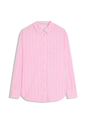 Ružičasta košulja dugih rukava s gumbima, bijele okomite pruge, ovratnik, prednji džep i manžete s detaljima pruga u istom uzorku.