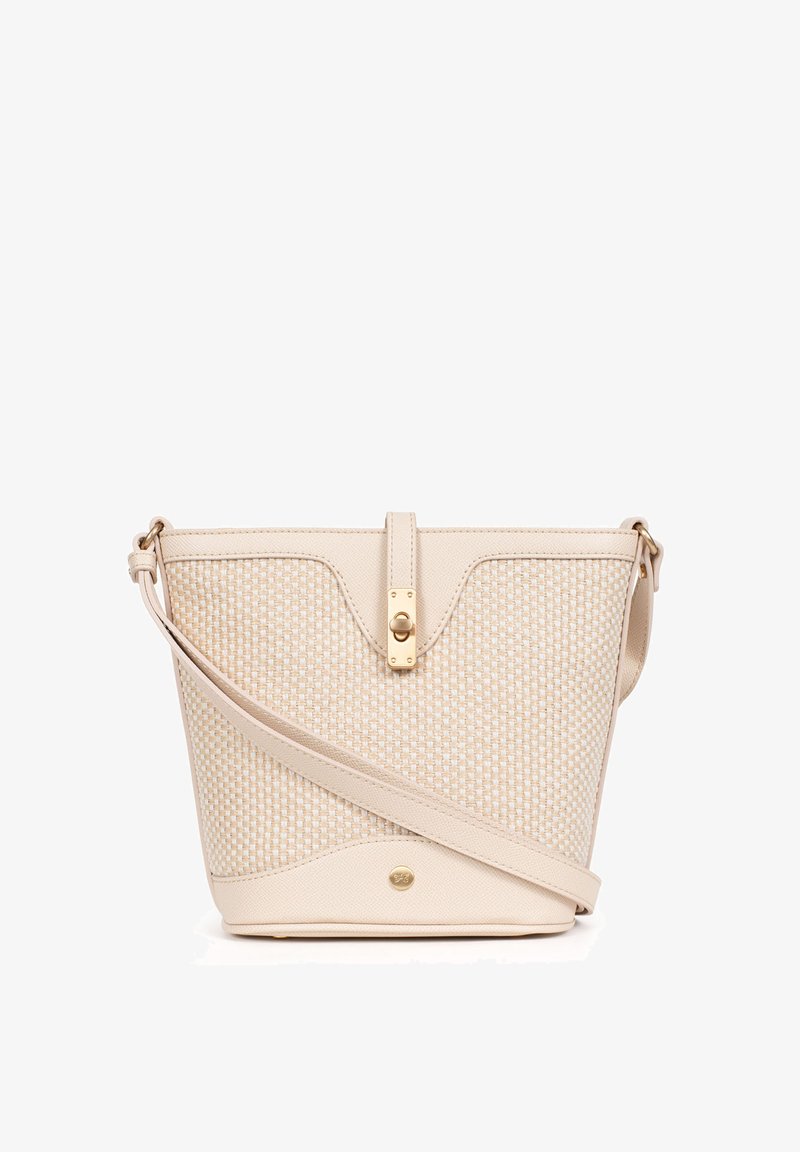 Borsa beige con texture intrecciata e dettagli in pelle liscia. Presenta una chiusura magnetica, tracolla regolabile e base arrotondata. Dettagli in hardware dorato.