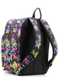 Zaino con una base nera e motivi astratti colorati, tra cui cuori e stelle. Spallacci imbottiti e un manico di trasporto prominente.