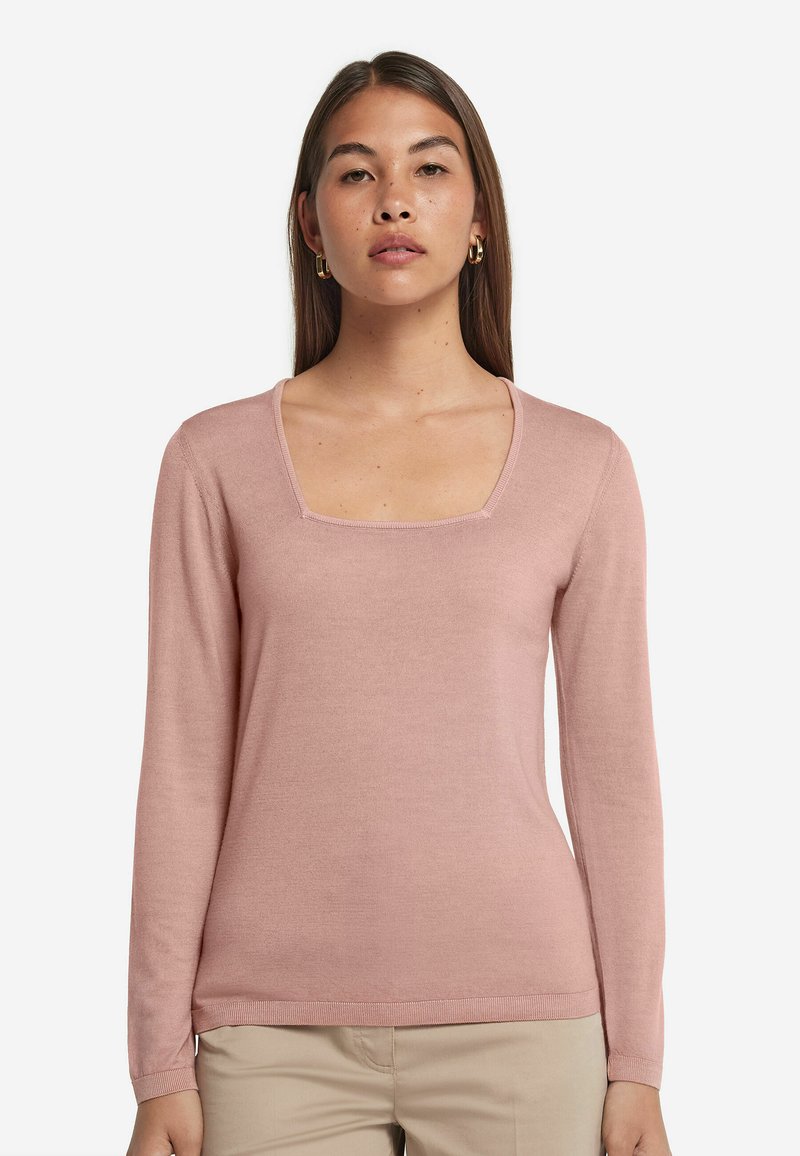 Långärmad tröja i mjuk rosa, med fyrkantig ringning och ribbade ärmslut. Tillverkad av lättviktigt tyg med en slät yta.