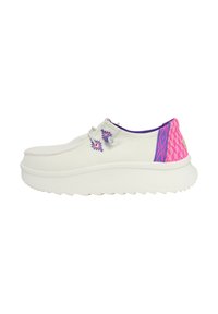 Zapatilla de lona blanca con una suela gruesa blanca, que presenta un acento texturizado en rosa y morado en el talón y costuras decorativas en el costado.