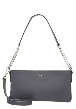 Sac bandoulière en cuir gris DKNY avec une chaîne argentée et un logo de marque doré sur le devant.