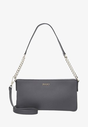 Sac bandoulière en cuir gris DKNY avec une chaîne argentée et un logo de marque doré sur le devant.