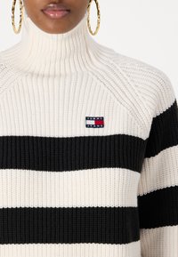 Tommy Jeans MOCK NECK BADGE  - Maglione - black