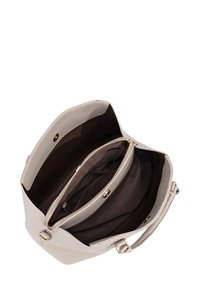 Borsa a mano in pelle grigia chiara con tasca con zip e interno spazioso. Esterno testurizzato, tracolla rimovibile e dettaglio di chiusura magnetica.