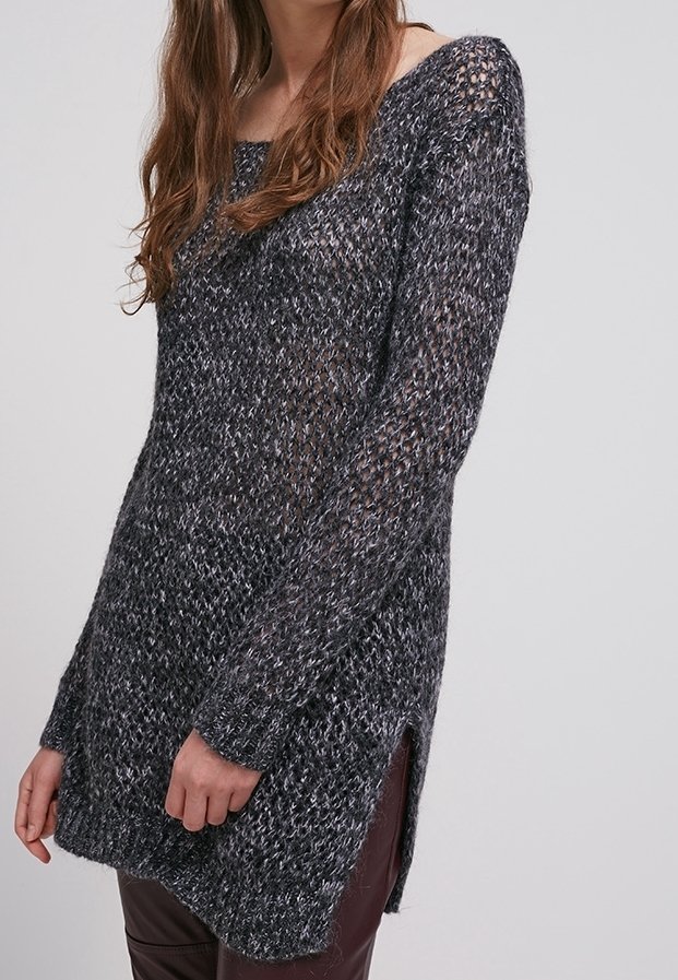 Överdimensionerad, löst stickad tröja i mörkgrå med en fyrkantig form, bred halsringning och sidofickor. Har en texturerad, lager-på-lager garndesign.