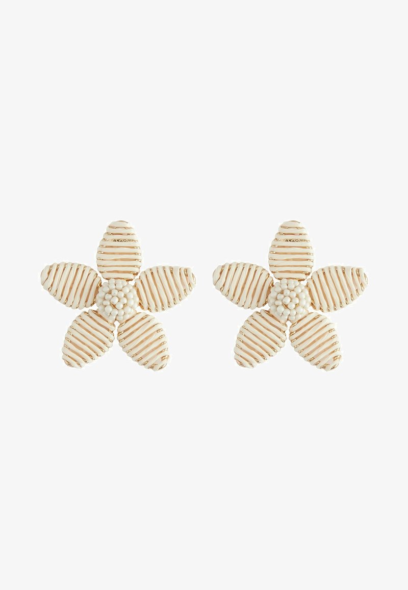 Boucles d'oreilles en forme de fleur en matériau blanc avec des rayures dorées et un centre texturé, comportant cinq pétales.