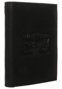 Portefeuille en cuir noir avec le logo embossé de Levi Strauss & Co., présentant une texture lisse et un design minimaliste. Les bords sont cousus.