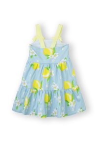 Vestido azul con estampado de limones amarillos, acentos florales blancos y tirantes amarillos en contraste; diseño de volantes, hecho de tela ligera.