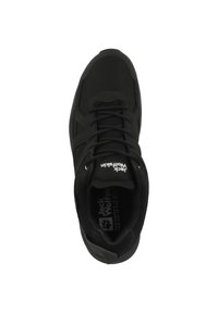 Scarpa sportiva nera con tomaia in mesh testurizzato, punta rinforzata, colletto imbottito e lacci piatti. Logo del marchio visibile sulla linguetta e sulla soletta.