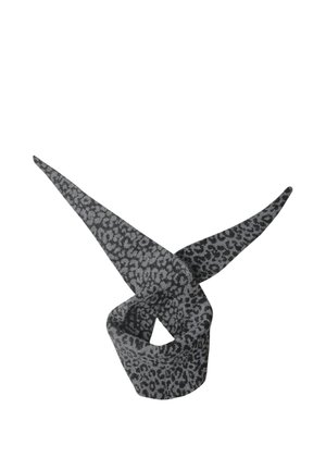 Écharpe grise avec motif léopard noir nouée en un nœud lâche avec deux extrémités pointues qui s'étendent vers le haut.