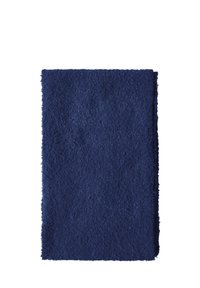 Mørkeblå stofkvadrat med en tekstureret, blød overflade. Kanterne er let flossede; materialet ser blødt og fuzzet ud. Ingen synlige mønstre eller accenter.