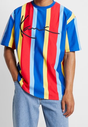 T-shirt en coton à manches courtes avec de larges rayures verticales rouges, bleues, jaunes et bleu clair, accompagné d'un texte brodé en noir contrastant.