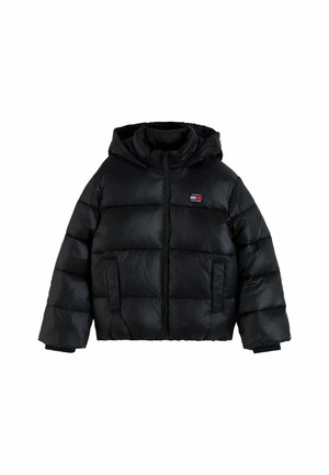 Czarna pikowana kurtka z kapturem, z przednim zamkiem błyskawicznym i bocznymi kieszeniami, z małym logo Tommy Hilfiger na piersi.