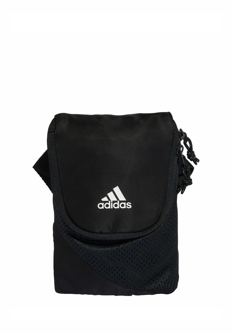 Zwarte Adidas crossbodytas met klepsluiting en mesh voorvak, met het witte Adidas-logo in het midden van de klep.