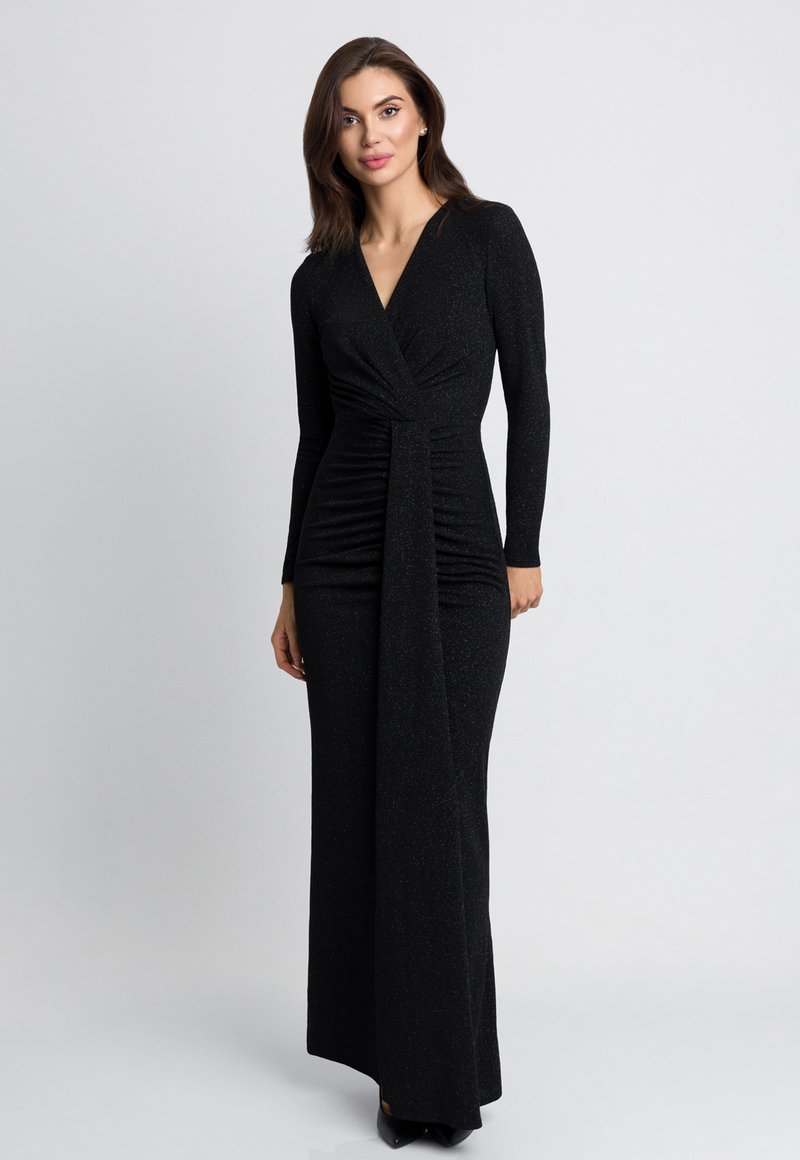 Czarna sukienka z długim rękawem i dekoltem w serek, z marszczoną talią i eleganckim, sięgającym podłogi krojem, wykonana z teksturowanej, błyszczącej tkaniny.