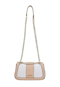 Lysebrun og hvid håndtaske med kæderem, der har et præget mønster, lige kanter og en gylden logo foran.