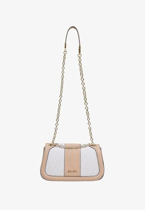 Lysebrun og hvid håndtaske med kæderem, der har et præget mønster, lige kanter og en gylden logo foran.