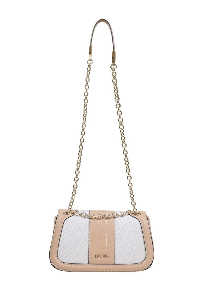 Lysebrun og hvid håndtaske med kæderem, der har et præget mønster, lige kanter og en gylden logo foran.