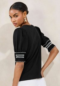 Lipsy REGULAR FIT - Trükipildiga T-särk - black