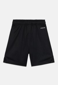 Svarta träningsshorts gjorda av strukturerad tyg med randigt mönster. Har en elastisk midja och en vit logotyp på framsidan.