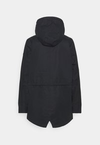 Veste noire à capuche avec manches longues, coupe mi-longue, et une petite fente arrière au centre du bas.