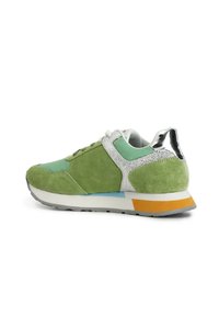 Grön mockaskor med en ljusblå accent, vit nät-tunga och silvrig häl-detail. Har en grå sula med ett orange rand.