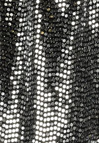 Tissu noir orné de paillettes circulaires brillantes en argent et en or qui créent une surface texturée et réfléchissante, mettant en valeur un motif dynamique.